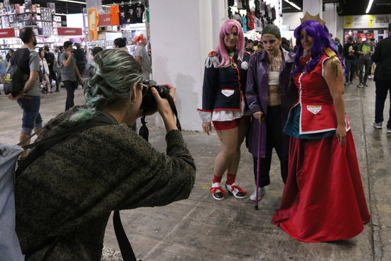 Attendees at the 24th Saló del Manga pose for a photo on November 4 2018 (by Andrea Zamorano)